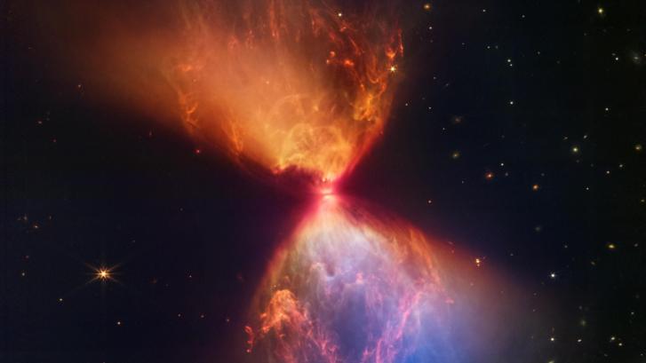 El Telescopio James Webb atrapa un reloj de arena ardiente mientras se forma una estrella