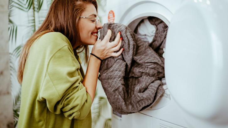 Lavar la ropa de casa y ahorrar, los nuevos lujos del siglo XXI