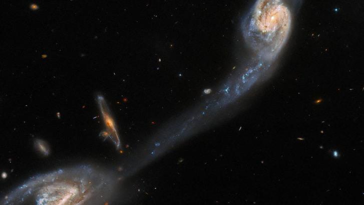 La fascinante fotografía del telescopio Hubble que atrapa un par de rarezas cósmicas