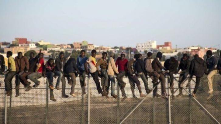 En torno a un centenar de subsaharianos consiguen entrar a Melilla tras saltar la valla