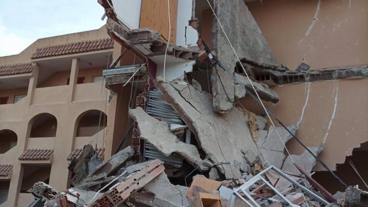 Rescatada con vida una de las tres personas atrapadas tras derrumbarse un edificio residencial en Peñíscola (Castellón)