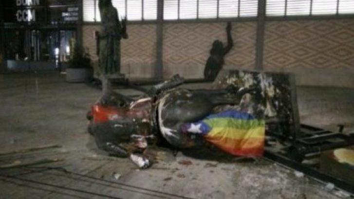 Barcelona retira la estatua de Franco decapitado tras acabar por los suelos