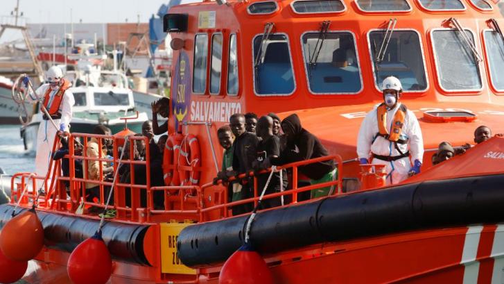 Rescatan a 33 migrantes que navegaban con olas de 2 metros en Ruta Canaria