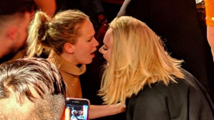 Jennifer Lawrence y Adele la lían en un bar gay de Nueva York y las imágenes dan la vuelta al mundo
