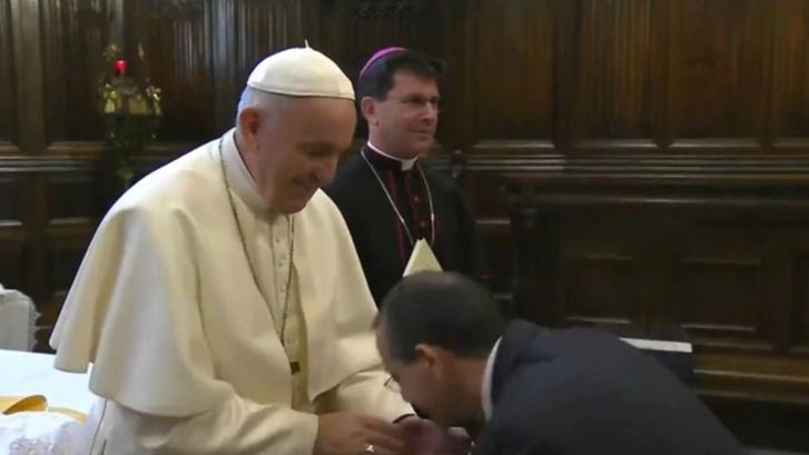 La 'cobra' del Papa Francisco: el vídeo en un besamanos que ha provocado muchas bromas