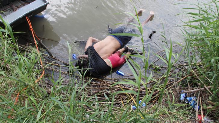 La foto de la tragedia: la muerte de un padre y su hija inmigrantes en Río Bravo