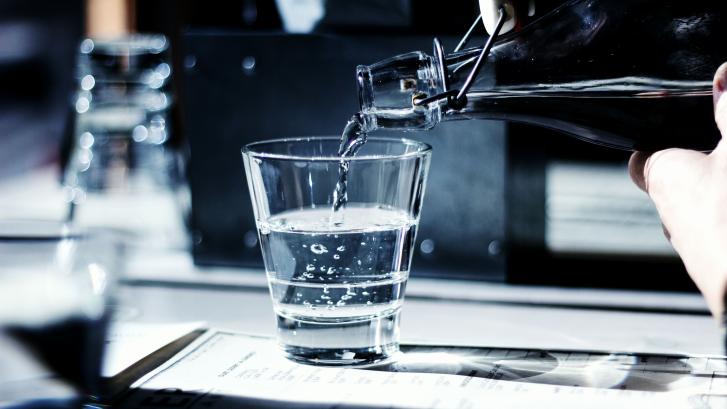 Los bares y restaurantes en España ya deben ofrecer agua del grifo gratis