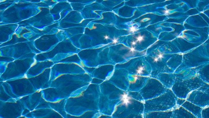 Un niño de 9 años se ahoga en una piscina y reacciona tras una hora de reanimación