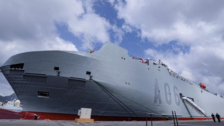 Así es Ysabel, el gran buque logístico del Ejército español que ya navega rumbo al este de Europa