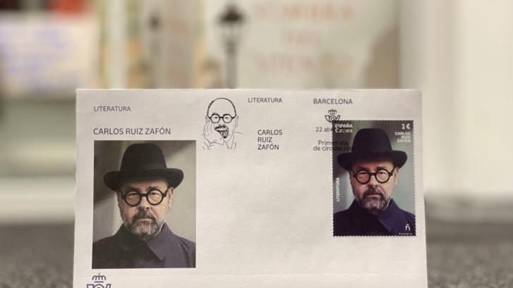 Correos pone en circulación el sello de Carlos Ruiz Zafón por el Día del Libro