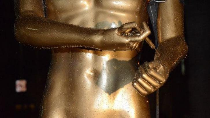 El artista Plastic Jesus escandaliza a Hollywood con una estatua de un Oscar esnifando cocaína