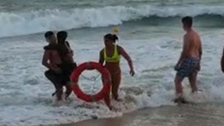 Una socorrista fuera de servicio salva la vida a un niño en una playa de Palma