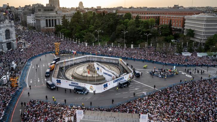 Aficionados del Madrid destrozan varias casetas de la Feria del Libro Antiguo en la celebración de la Liga