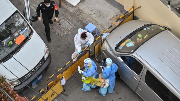 Indignantes imágenes de China: un hombre declarado muerto y envuelto en plástico estaba vivo