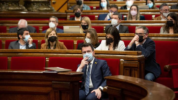 El Parlament aprueba que Aragonés congele las relaciones con el Gobierno tras el espionaje