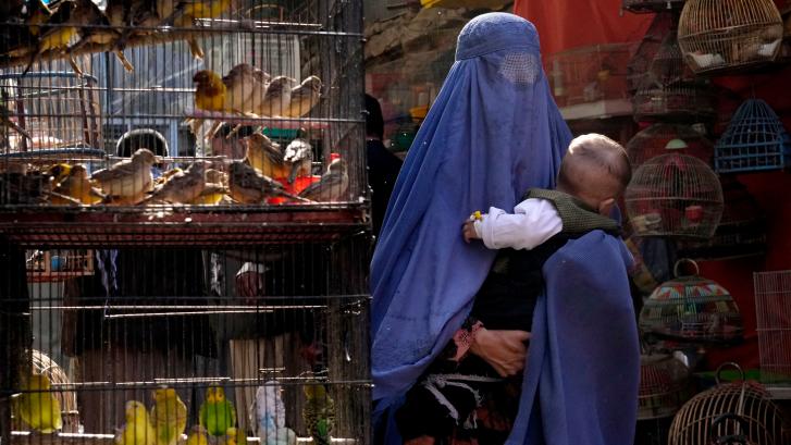A las afganas les falta el aire: la imposición del burka, sólo el último paso en su aislamiento