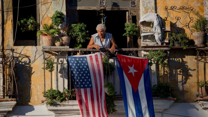 Biden suaviza la política de Trump sobre Cuba al autorizar más vuelos, remesas y viajes