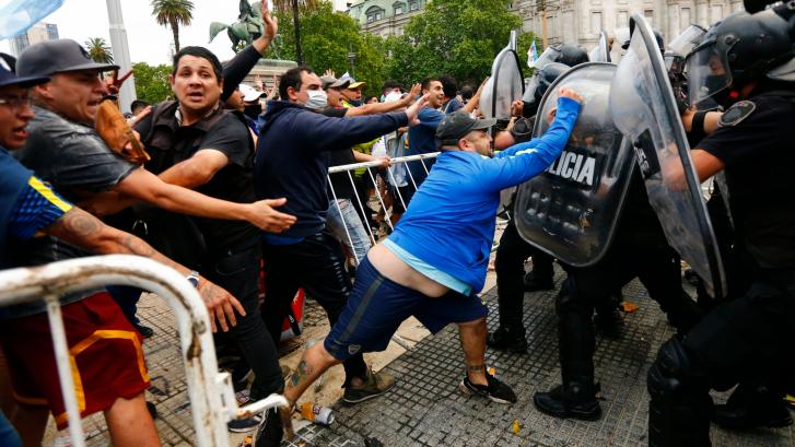El velatorio de Maradona, suspendido después de fuertes disturbios