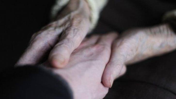 Francia aprueba la sedación terminal y rechaza la eutanasia