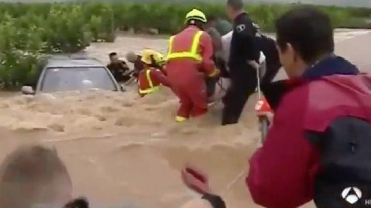 Un reportero de Antena 3 ayuda a rescatar a tres ancianos sorprendidos por una riada