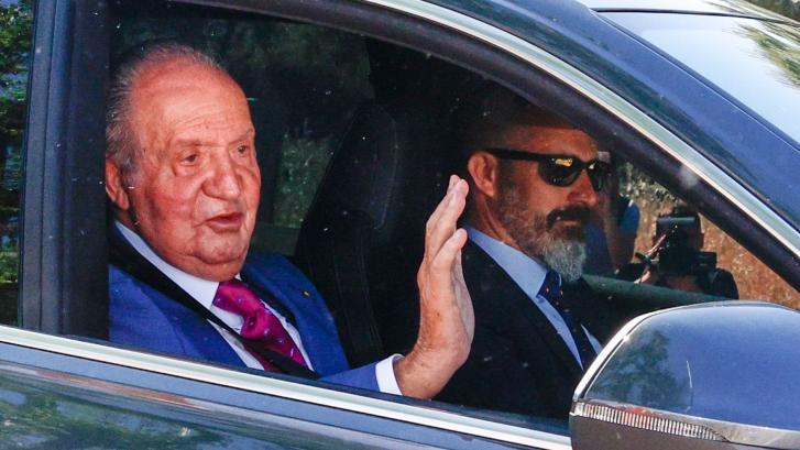 El emérito llega a Zarzuela entre vítores de 