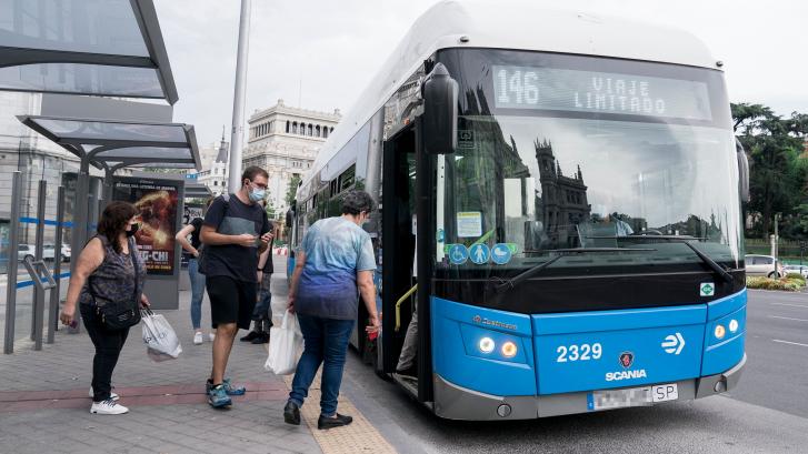 Un conductor de autobús de Madrid arrasa en Twitter con lo que hizo en el día de su jubilación