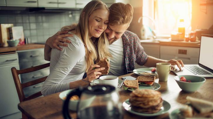 10 pequeñas cosas que hacen las parejas felices por las mañanas