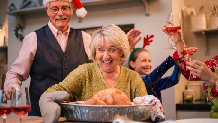 Señoras que se alegran de no ser más de seis en Navidad