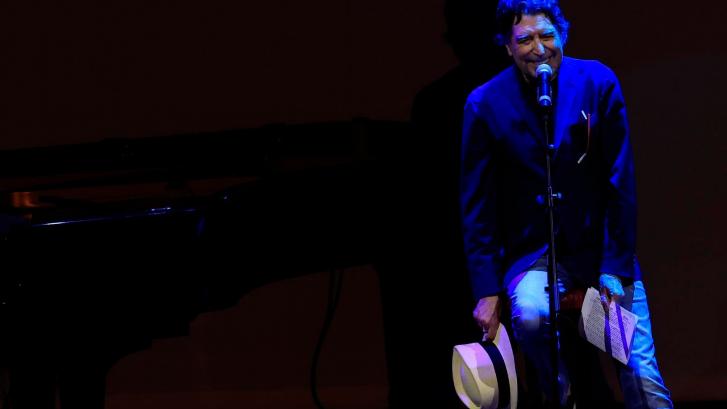 El emocionado homenaje de Joaquín Sabina a Almudena Grandes en el Teatro Español