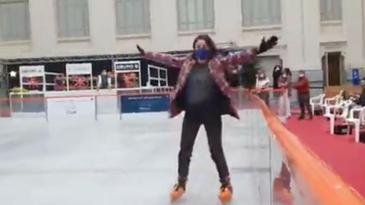 Andrea Levy felicita la Navidad sobre patines y pasa justo lo que te estás imaginando