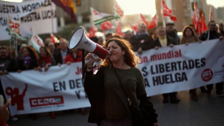 Los sindicatos exigen un salario mínimo de 1.200 euros para todos los funcionarios