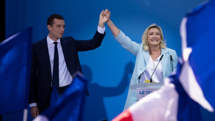 Las primeras proyecciones sitúan a la coalición de Macron lejos de la mayoría absoluta en Francia