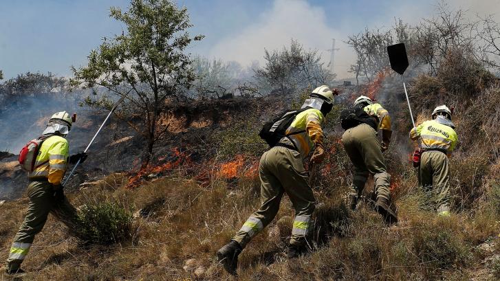 El fuego mantiene 13 localidades desalojadas en Navarra, pero mejora la situación