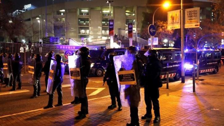 Los Mossos cargan contra manifestantes que hacían barricadas y trataban de entrar en el Camp Nou