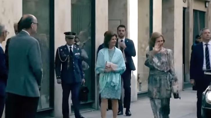 La reina Sofía llega a Salamanca pero todo el mundo se fija en lo que pasa en el Zara de detrás