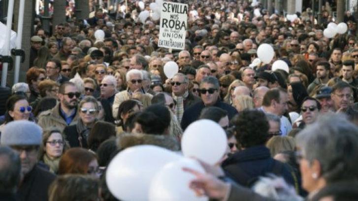 Miles de andaluces se manifiestan contra los recortes sanitarios de la Junta