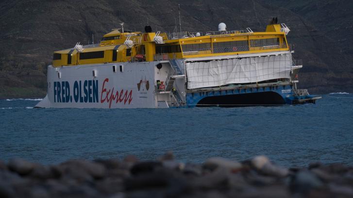 Encalla sin heridos un ferry de pasajeros junto al muelle de Agaete (Gran Canaria)