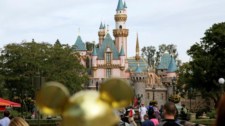 Disneyland se convertirá en un centro de vacunaciones masivas en California