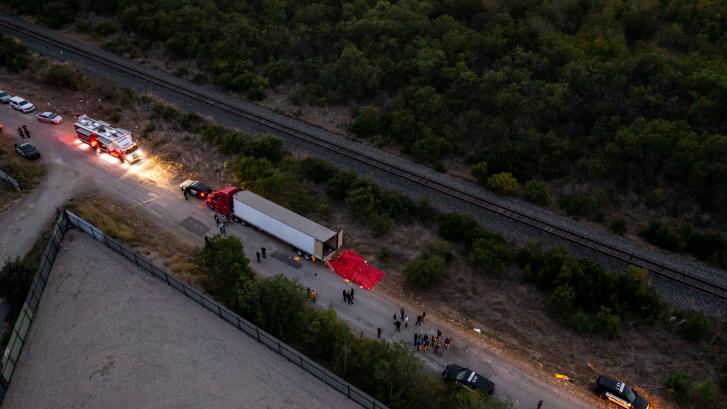 Al menos 50 personas halladas muertas en un camión que transportaba a migrantes en Texas
