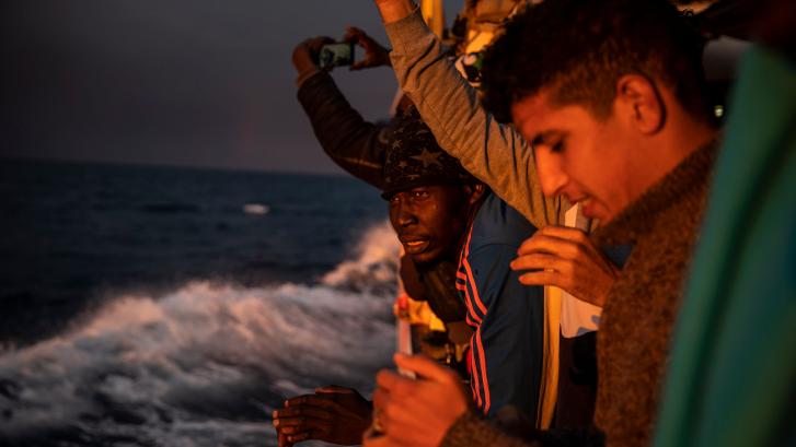 El Open Arms busca un puerto en Europa para poder desembarcar a las 282 personas que lleva a bordo
