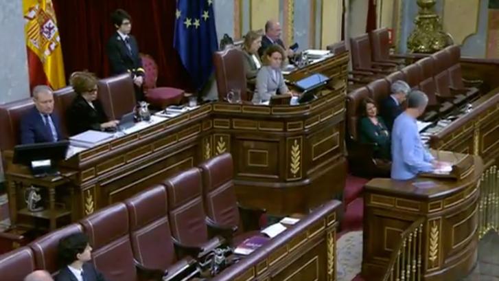 Un diputado de Bildu genera aplausos y malestar por su nueva broma al ver a Suárez Illana dándole la espalda