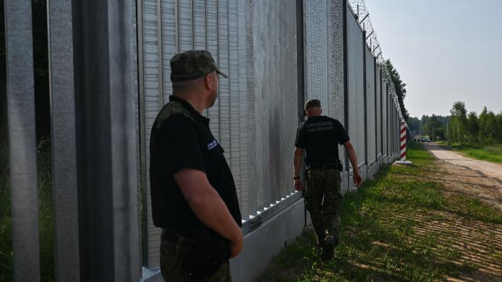 Polonia levanta una valla de más de cinco metros en su frontera con Bielorrusia