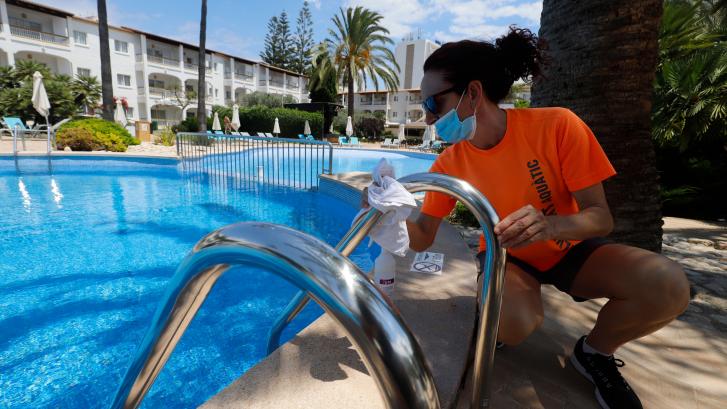 Una veintena de bañistas se intoxican por un exceso de cloro en una piscina de Mallorca