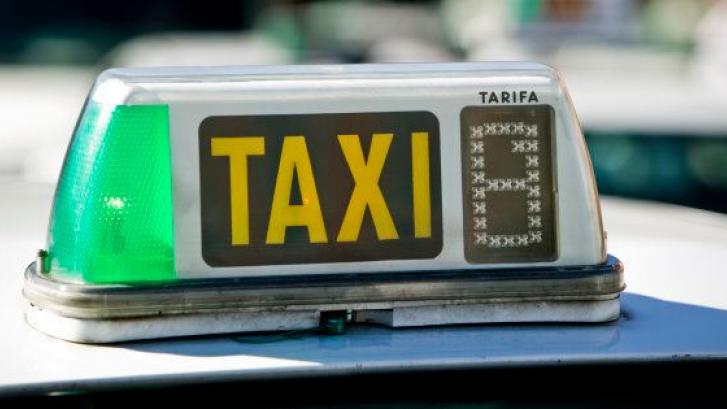 Una nonagenaria 'recupera' 100.000 euros que olvidó en un taxi tras contarlo por la radio