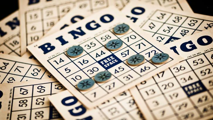Sancionada sin empleo y sueldo una policía por liarla en un bingo: 