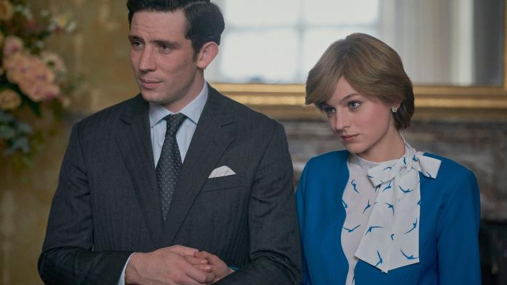 Emma Corrin, de 'The Crown', hace historia al ser la primera persona no binaria en la portada de 'Vogue'