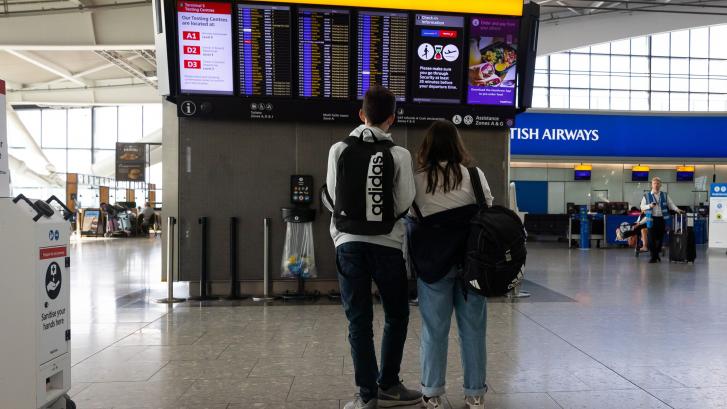 El aeropuerto de Heathrow pone un límite de pasajeros diarios y pide dejar de vender billetes