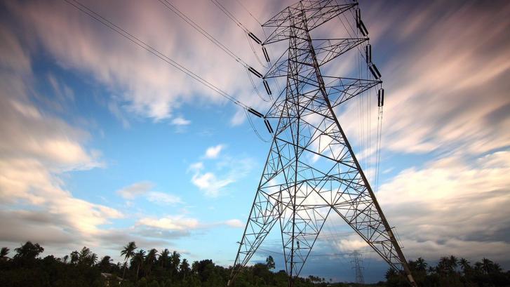 La luz se dispara y supera los 300 euros/Mwh por primera vez desde marzo para clientes de tarifa regulada
