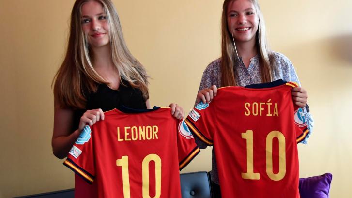 Leonor y Sofía viajan a Inglaterra para ver el fútbol y se arma en Twitter por cómo lo hicieron