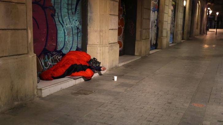 Rocían con gasolina a un sin techo que dormía en la calle en Barcelona